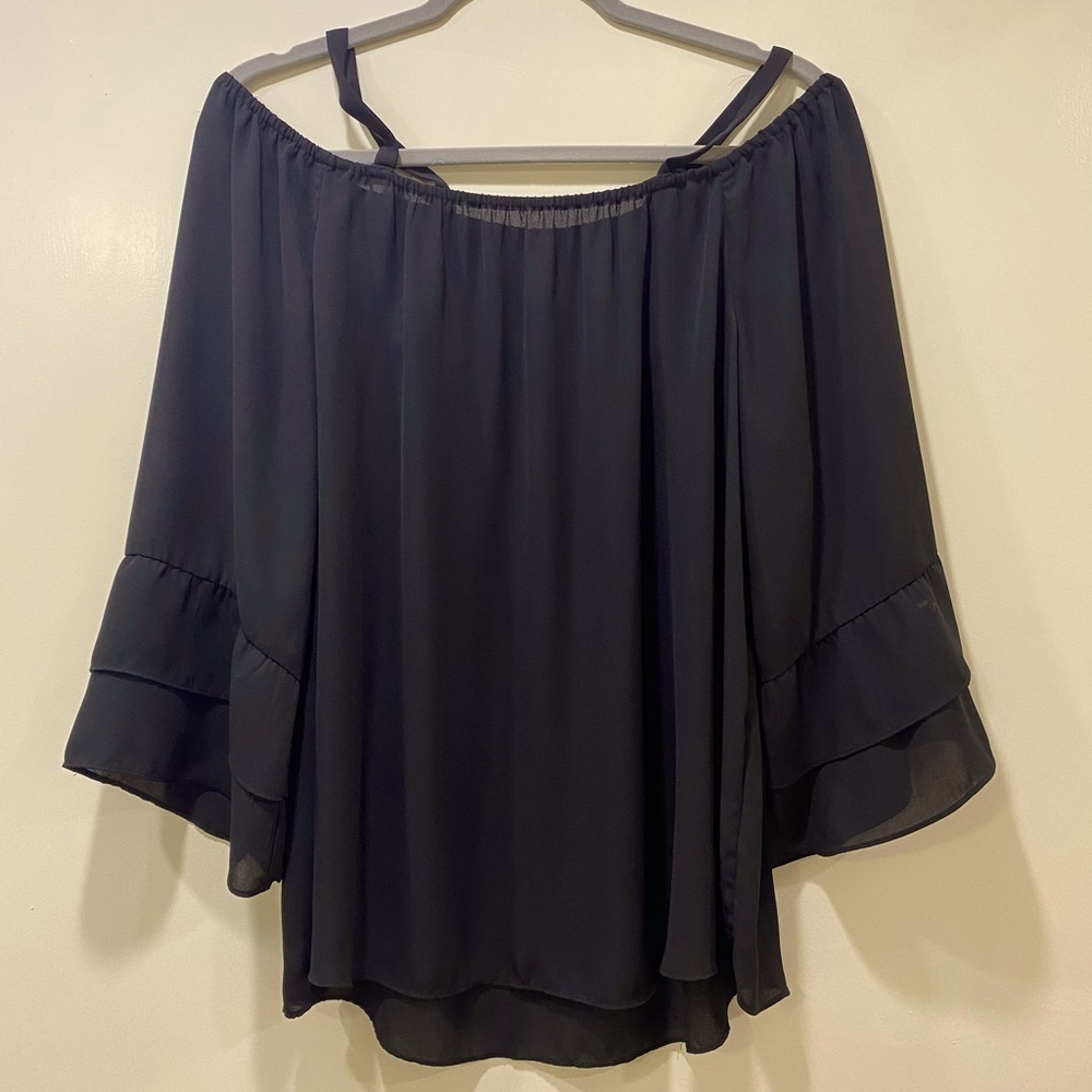 Sioni “cold shoulder” black 3/4 sleeve shirt Size L